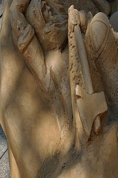 Sand Festival в России: скульптура из песка с топором и бутылкой